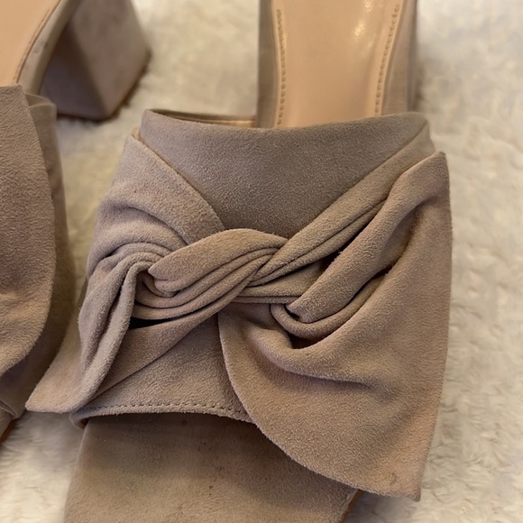 Vince Camuto Womens Beige Tan Neutral Bow Slide Sandals Size 8 Like NEW - Picture 2 of 8